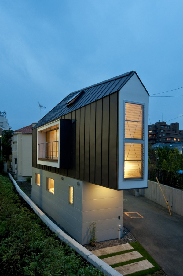 This 2-bedroom house on a tiny sliver of a site seems larger than its 595 sq ft. | www.facebook.com/SmallHouseBliss